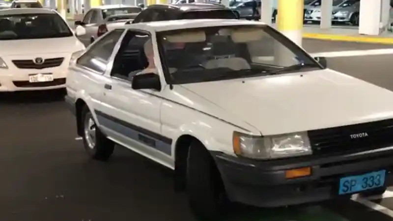Foto - Wanita ini Setia Pakai Toyota AE86 Sejak 1983!