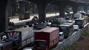 Berita - Truk Mogok Sebabkan Kemacetan Di Tol Jakarta Cikampek