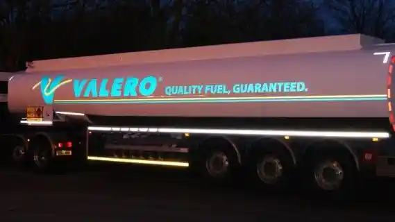 Foto - Stiker Reflektor di Badan Truk Menurunkan Angka Kecelakaan