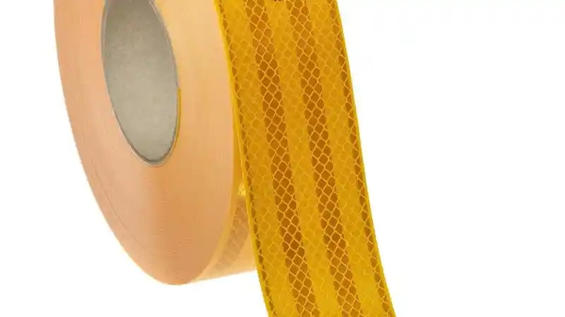 Foto - Stiker Reflektor di Badan Truk Menurunkan Angka Kecelakaan