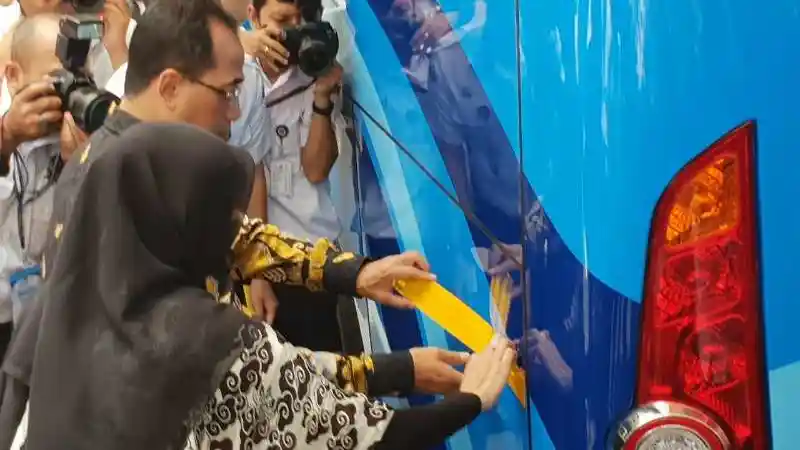 Foto - Stiker Reflektor di Badan Truk Menurunkan Angka Kecelakaan