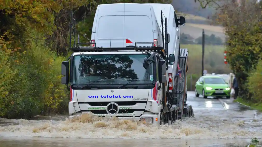 Foto - Terpaksa Melintas Jalan Banjir, Harus Perhatikan Hal Ini