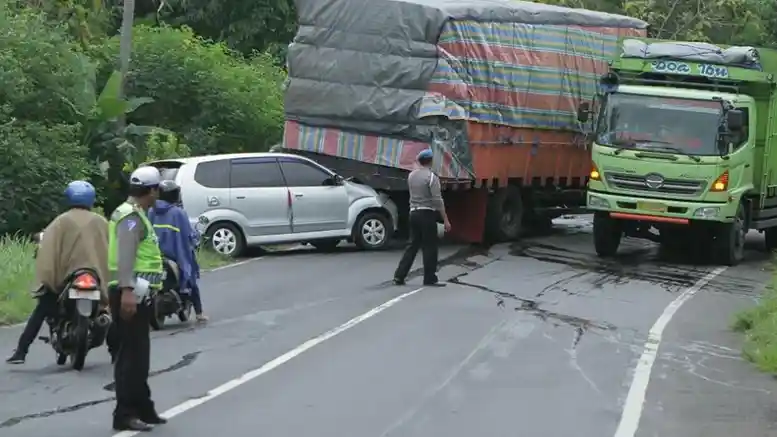 Foto - Pengemudi Mobil Penumpang, Waspadai Bahaya Di Sekitar Bus Dan Truk 
