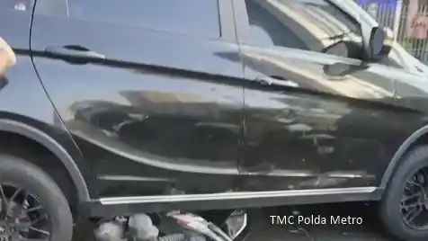 Foto - Luar Biasa, Truk Rem Blong Minta Nyawa Lagi