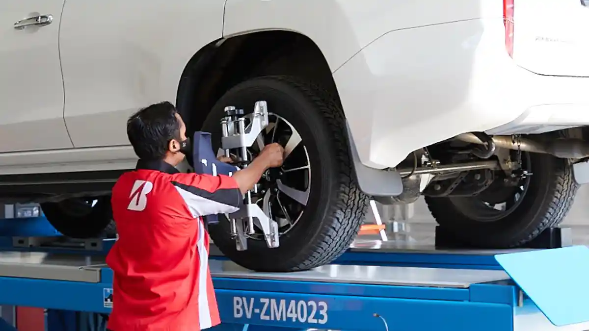 Foto - Awali Perjalanan Mudik Dengan Cek Kondisi Tapak Ban