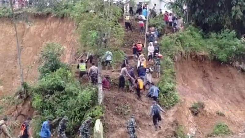 Foto - Komunitas Soluna-Vios Bantu Korban Banjir dan Longsor di Bogor