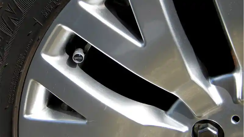 Foto - Banyak Yang Belum Tahu, Tutup Pentil Ban Sangat Penting