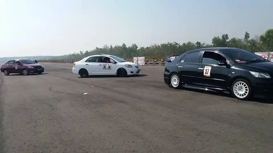 Berita - Toyota Vios Limo Club Adu Kebut Dalam Drag Race, Sukses Naik Podium
