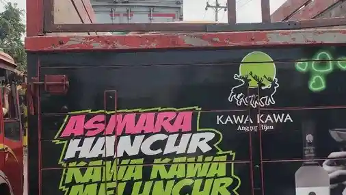 Foto - Setelah Era Lukisan Bak Truk, Kini Tulisan Bak Truk Jadi ‘Status Sosmed’