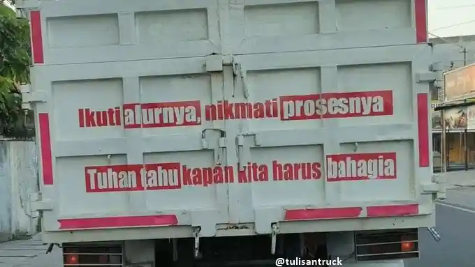 Foto - Setelah Era Lukisan Bak Truk, Kini Tulisan Bak Truk Jadi ‘Status Sosmed’