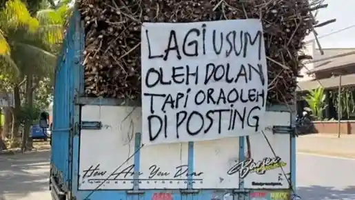 Foto - Setelah Era Lukisan Bak Truk, Kini Tulisan Bak Truk Jadi ‘Status Sosmed’