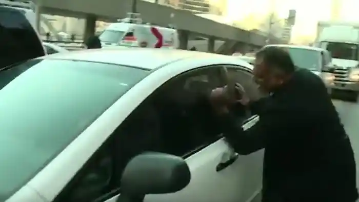 Berita - VIDEO: Sopir Taksi Menyerang Uber Di Toronto