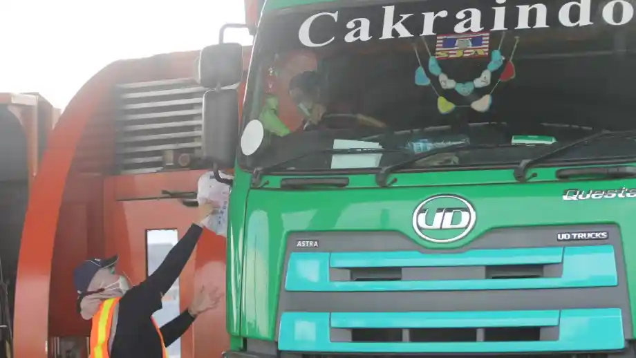 Berita - Cegah Penyebaran Corona, Astra UD Trucks Beri Masker Dan Vitamin Ke Pengemudi Truk