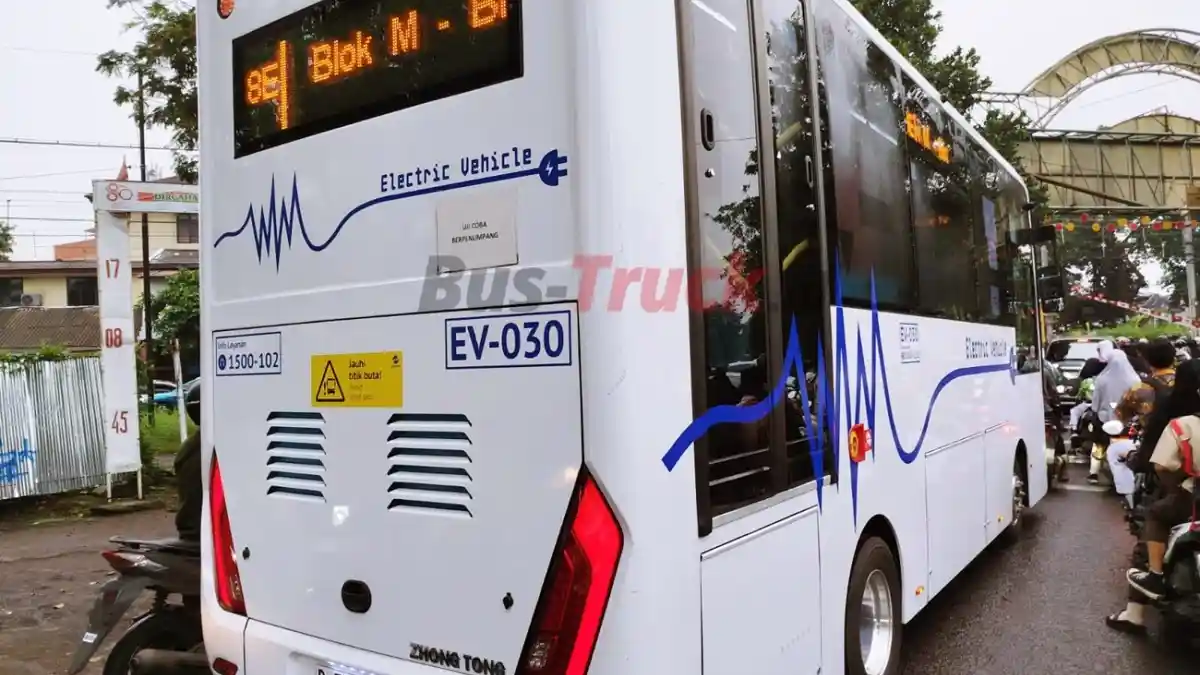 Foto - Hari Ini Saja, Naik Transjakarta Bayar Rp1 Untuk Semua Rute