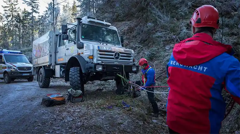 Foto - Mercedes-Benz Special Trucks Mendesain Unimog Khusus Operasi Penyelamatan Pendaki Gunung