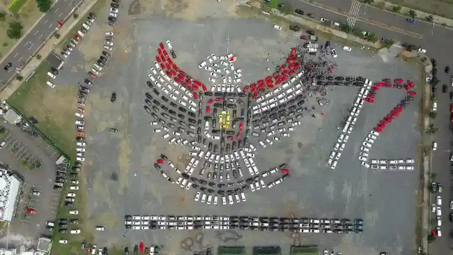 Foto - KOMUNITAS: Bersatu Membentuk Burung Garuda Pancasila Dekat GIIAS 2017