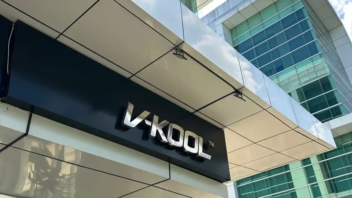 Berita - Memperingati HUT Ke-30 Di Indonesia, V-KOOL Luncurkan Sepatu Edisi Terbatas Untuk Konsumen Setia