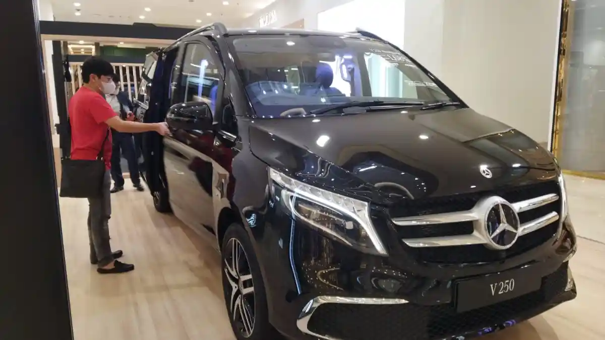 Van - Diam-Diam Mercedes-Benz V250 Avantgarde Line Ada Sentuhan Lombardi