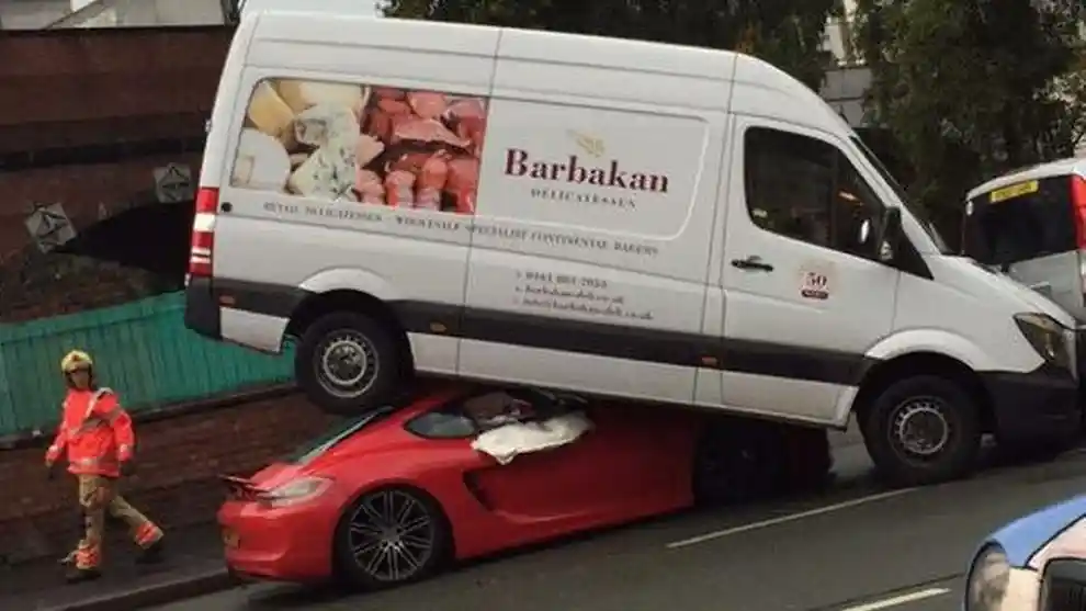 Foto - Porsche Cayman Seruduk Van Sampai Kolong