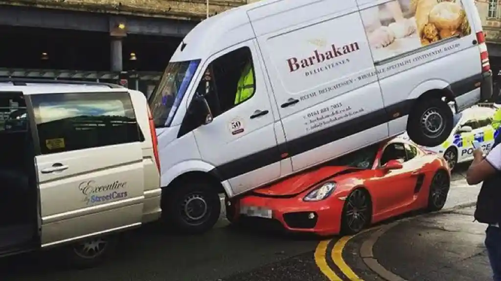 Foto - Porsche Cayman Seruduk Van Sampai Kolong