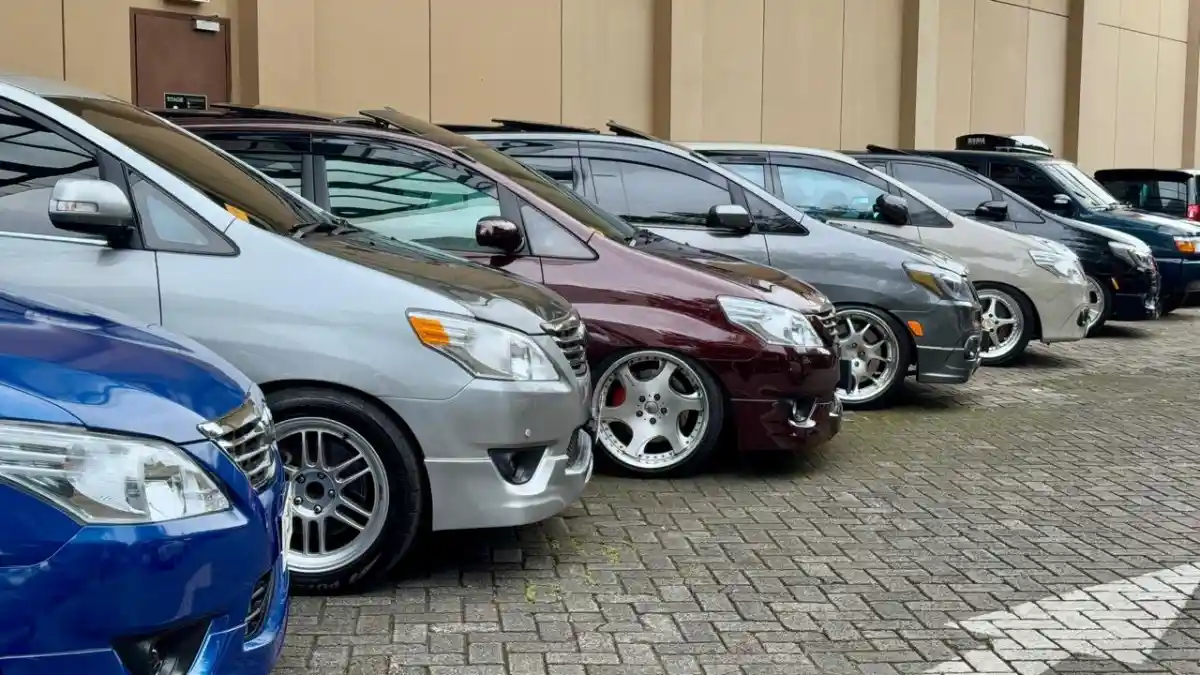 Foto - Ulangtahun Pecinta Van Ini Dihadiri Ratusan Mobil, Ada Give Away Sebuah Van