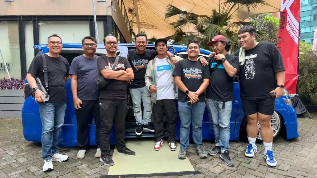 Foto - Ulangtahun Pecinta Van Ini Dihadiri Ratusan Mobil, Ada Give Away Sebuah Van
