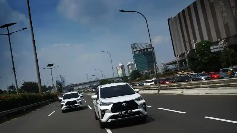 Berita - Berkeliling Kota Jakarta Mengandalkan Fitur TSS Dari All New Veloz