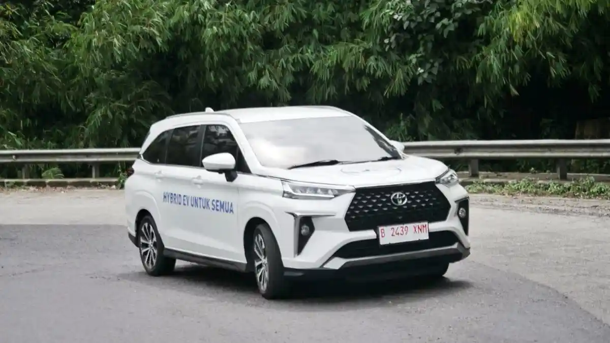 Foto - Veloz Hybrid EV Lintas Nusa Tuntas, Tempuh 7.000 km Non Stop