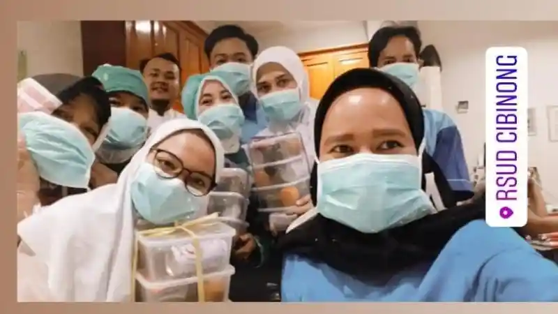 Foto - Aksi Sosial Komunitas Veloz Demi Bantu Tenaga Medis