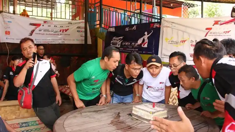 Foto - Komunitas Veloz Serentak Rayakan Ulang Tahun Ketujuh