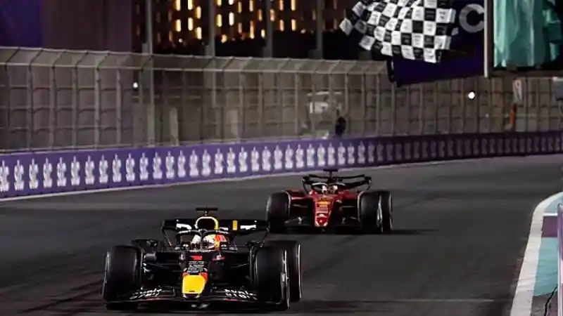 Foto - Verstappen Naik Podium, Mobil Lubricants Berikan Apresisi