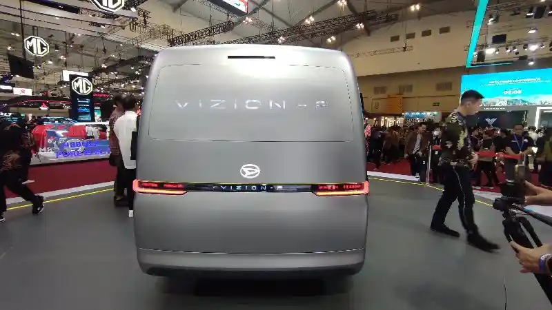 Foto - Daihatsu Kenalkan Mobil Listrik Konsep Mirp Gran Max