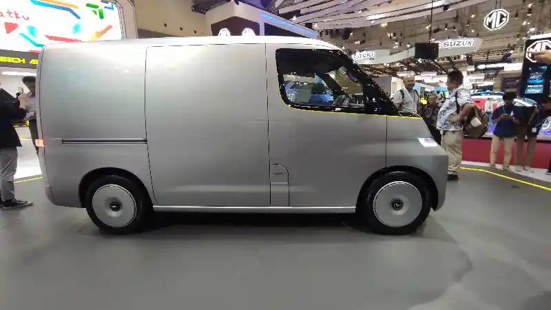 Foto - Daihatsu Kenalkan Mobil Listrik Konsep Mirp Gran Max