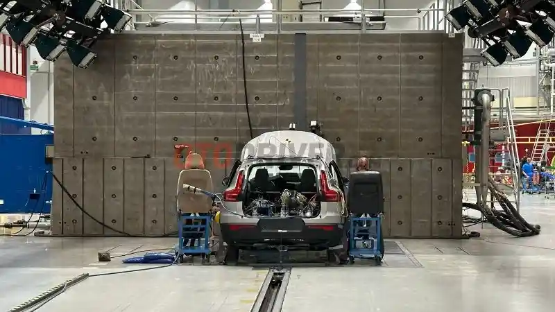 Foto - Volvo Hancurkan Mobil 300 kali Setahun Demi Safety