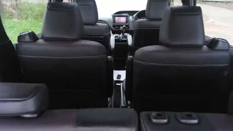 Foto - Komparasi Toyota Voxy vs Nissan All New Serena Highway Star