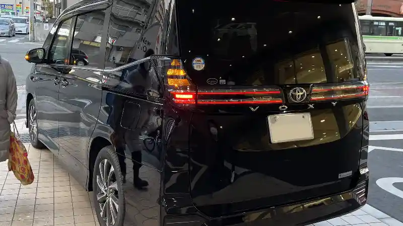 Foto - Detik-Detik Kemunculan Toyota Voxy Generasi Terbaru