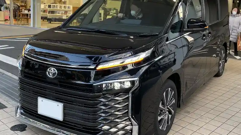 Berita - Detik-Detik Kemunculan Toyota Voxy Generasi Terbaru