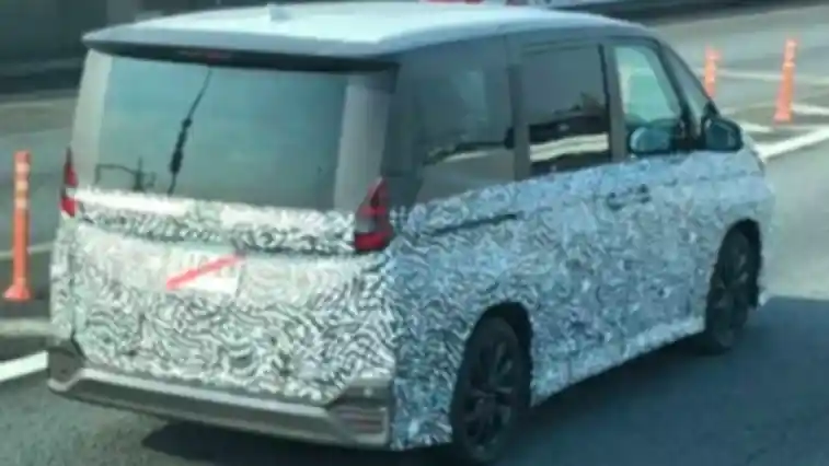 Foto - SPY SHOT: Toyota Voxy Generasi Terbaru