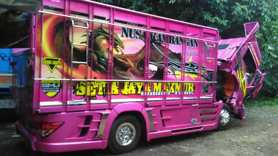 Foto - Modifikasi Truk Bak Kayu Isuzu NMR 71: Bumper Ceper, Tampilan Jadi Gahar Ala Truk Eropa