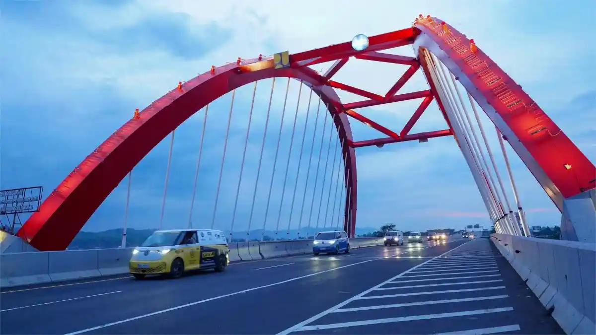 Foto - Road Trip Bareng Rainer Zietlow, Penjelajah Dunia Dengan VW ID. BUZZ Dari Jakarta ke Surabaya