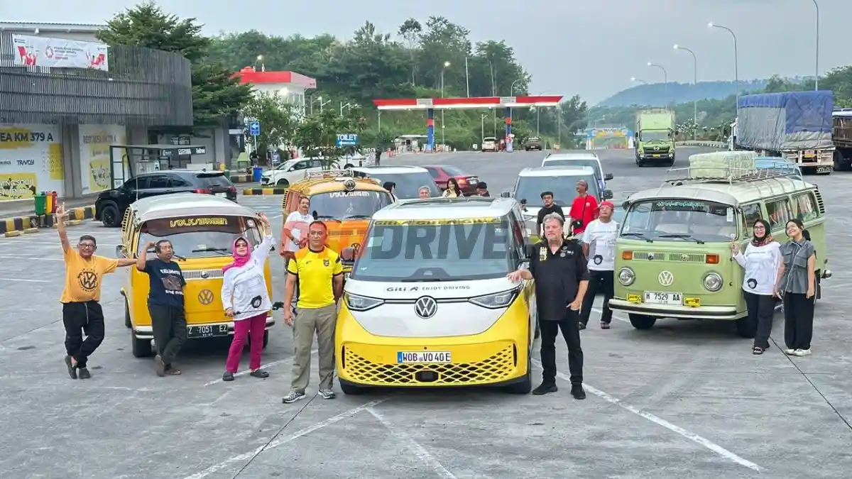Foto - Road Trip Bareng Rainer Zietlow, Penjelajah Dunia Dengan VW ID. BUZZ Dari Jakarta ke Surabaya