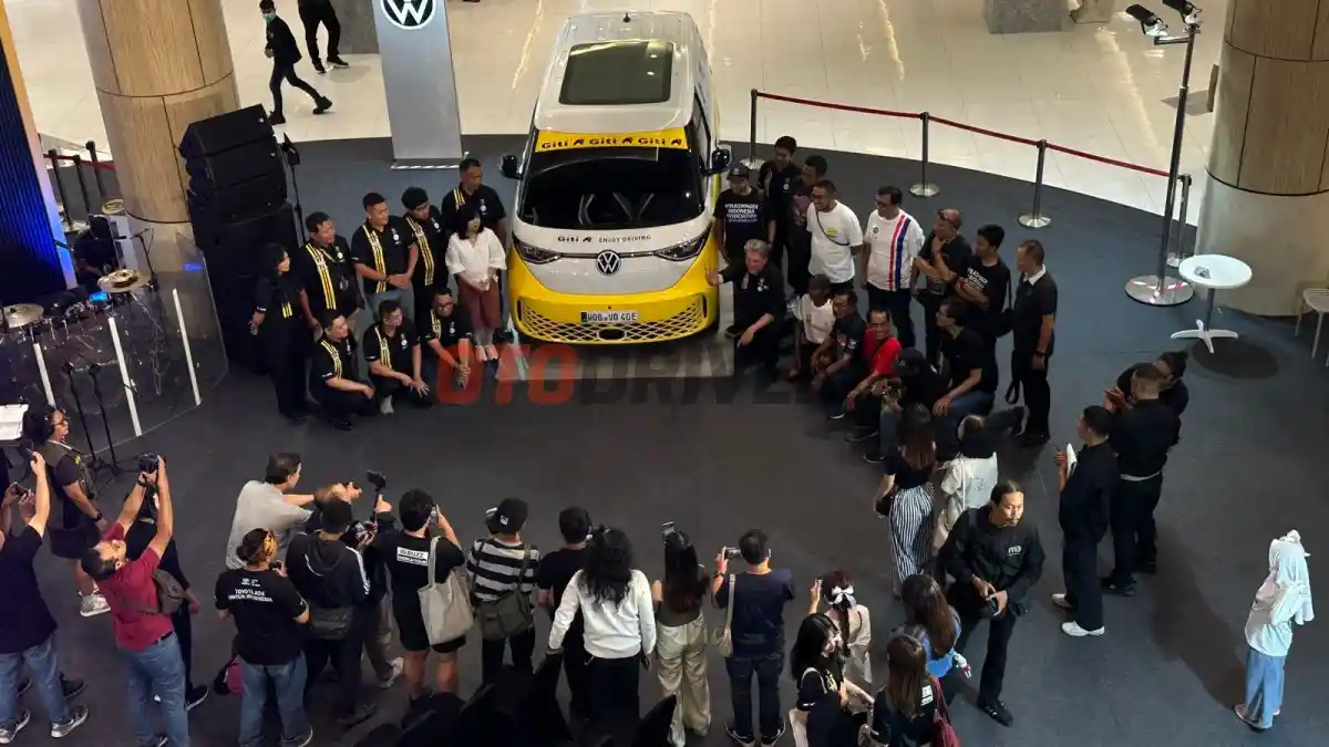 Foto - Road Trip Bareng Rainer Zietlow, Penjelajah Dunia Dengan VW ID. BUZZ Dari Jakarta ke Surabaya