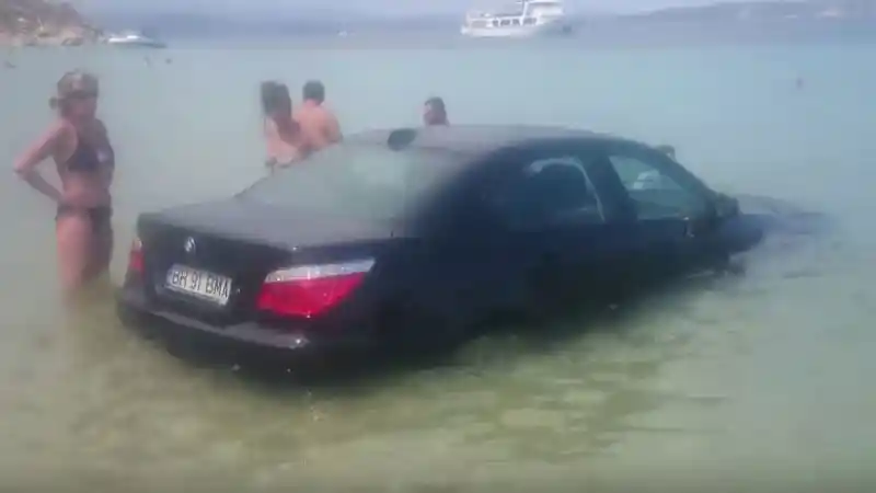 Berita - Video : Warga Yunani Berenang Bareng BMW Seri-5
