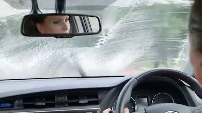 Foto - Keuntungan Menggunakan Liquid Wash Wiper Dibanding Air Biasa