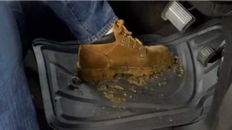 Foto - 7 Hal Yang Wajid Disiapkan Saat Mengemudi Di Musim Hujan