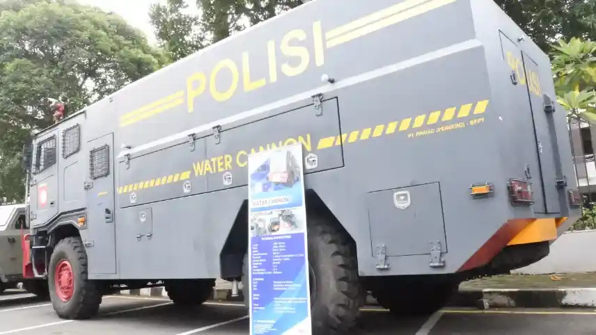 Foto - Seperti Ini Sangarnya Water Cannon Pindad, Musuh Si Perusuh