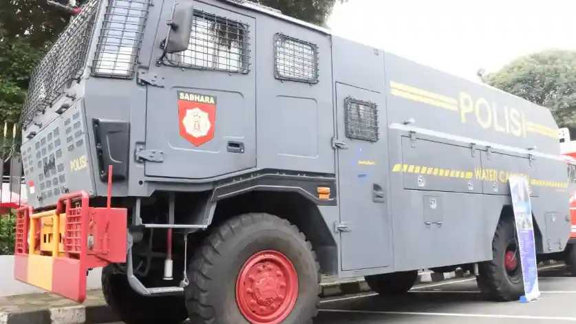 Truk - Seperti Ini Sangarnya Water Cannon Pindad, Musuh Si Perusuh