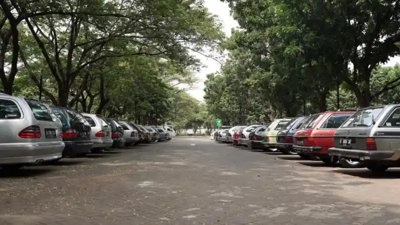 Foto - Puluhan Mercedes-Benz Station Wagon Banjiri Jakarta