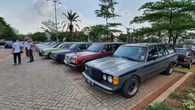 Foto - Puluhan Mercedes-Benz Station Wagon Banjiri Jakarta