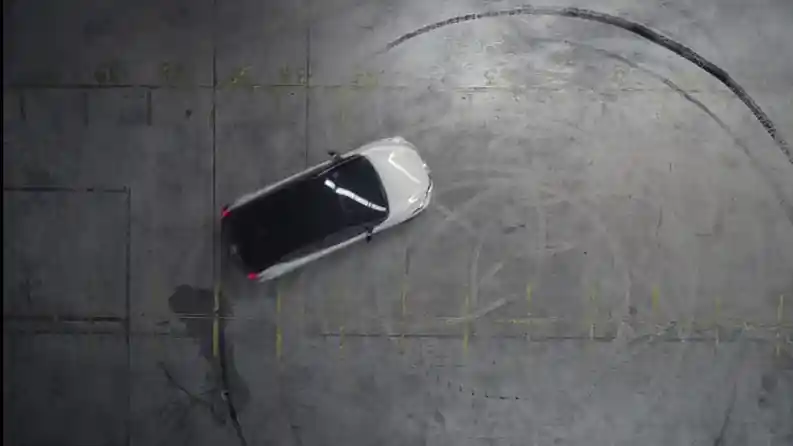 Mobil Listrik - Saat Mobil Listrik Nissan Dipakai Drifting